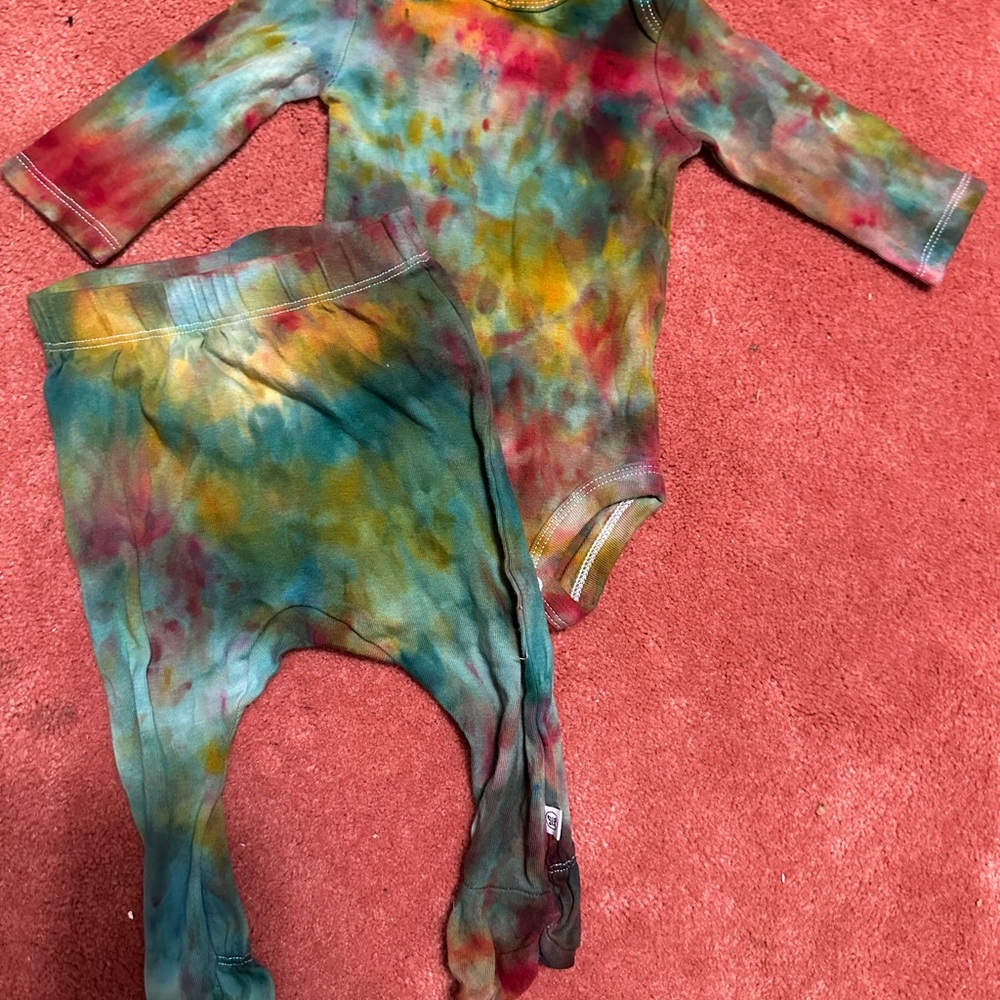 The Honest Company Vibrant Tie-Dye Bodysuit Set hand dipped
